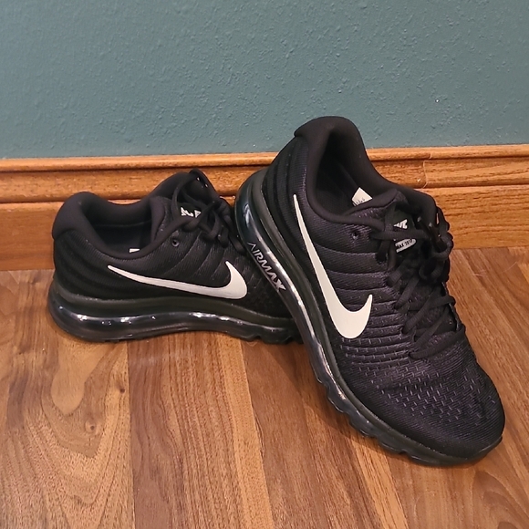Nike Air Max Black and White Athletic Shoes - Picture 7 of 7